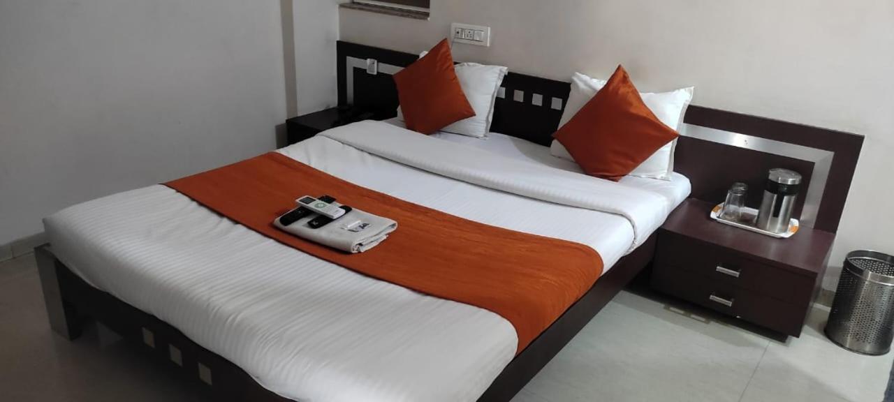 Hotel Raviraj Palace Rajkot Luaran gambar